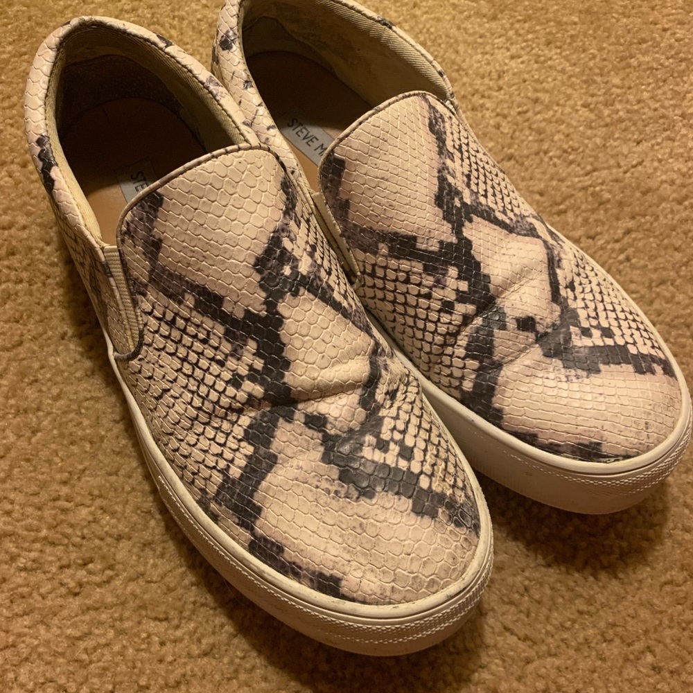 Steve Madden gills snake skin print loafers beige cream & black women’s 8.5